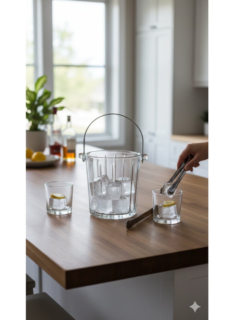 دلو ثلج زجاجي فاخر بسعة 980 مل مع تصميم كلاسيكي أسطواني أنيق، مصنوع من زجاج صودا وجير متين عالي الشفافية، مع مقابض معدنية قوية وملقط ثلج مرفق، مثالي للمناسبات المنزلية، الحفلات، تقديم المشروبات، طاولة البار، استخدام فخم للمشروبات الباردة والكوكتيلات، مقاوم للكسر وسهل الحمل والنقل، تصميم ريبيد خطوط طولية بارزة لعكس الضوء وإضافة لمسة ديكورية أنيقة، مناسب للاستخدام اليومي والاحتفالات الاجتماعية والمناسبات الخاصة والضيوف، Ice Bucket Ice Pail Glass Luxury Clear Ribbed Design Handle Tongs Party Bar Serving Drink Cooler - Image 3